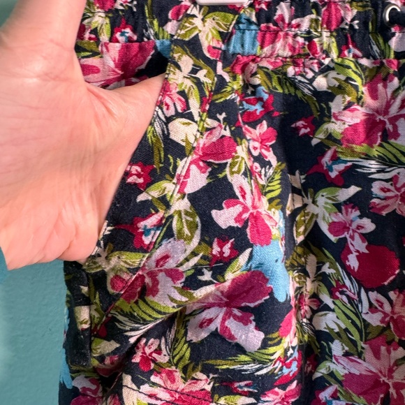 Women’s floral, cloth shorts, size medium. - Picture 5 of 5
